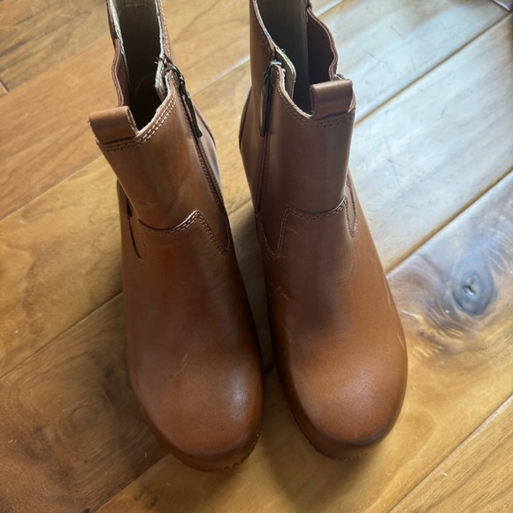 NWT Dansko Shayna Heeled Chelsea Boots
Leather Sz 38 (US 7,5-8) - Picture 5 of 14